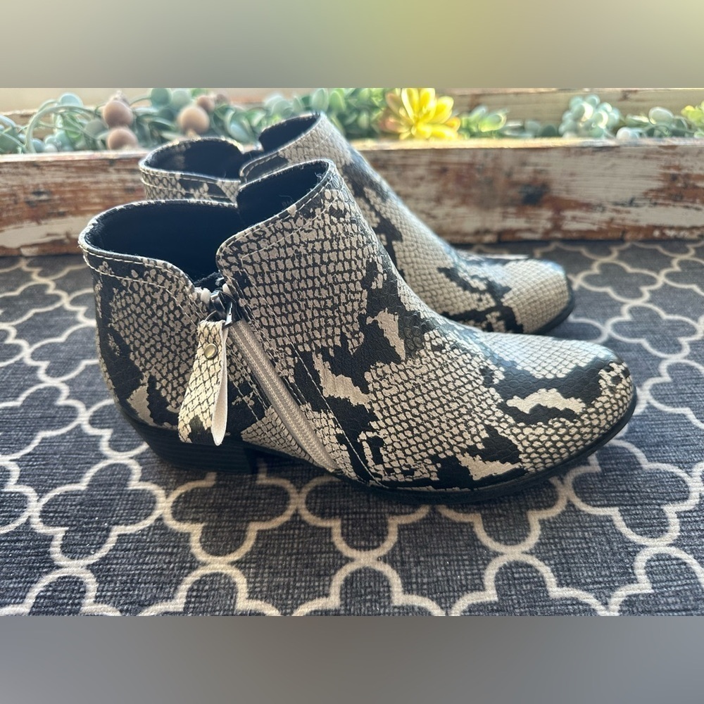 Arizona Jean Company Galen Zip Block Snakeskin Ankle Boots- size 8